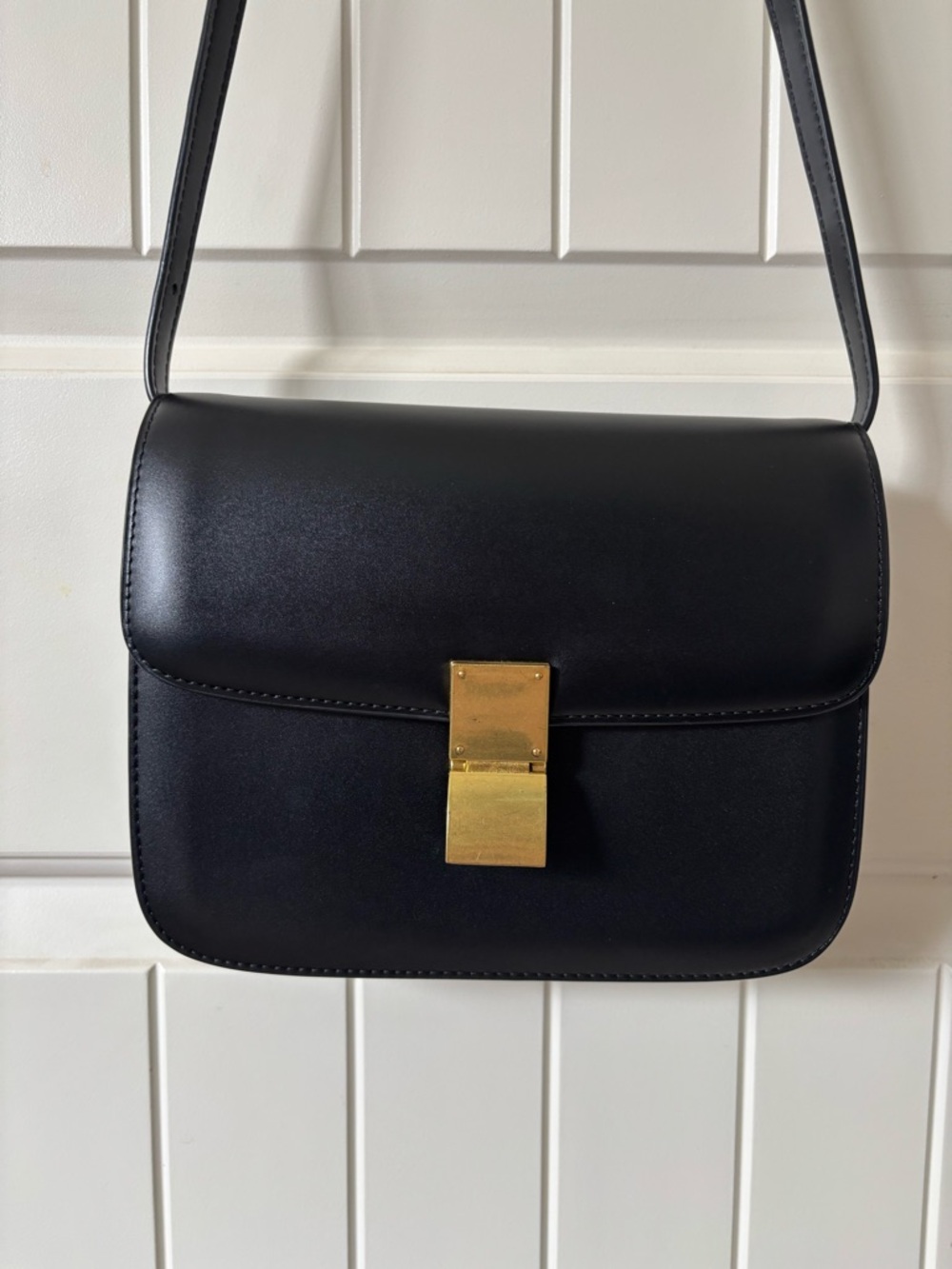 Faux Leather Crossbody Bag with Gold Clasp – Classic Minimalist Shoulder Bag